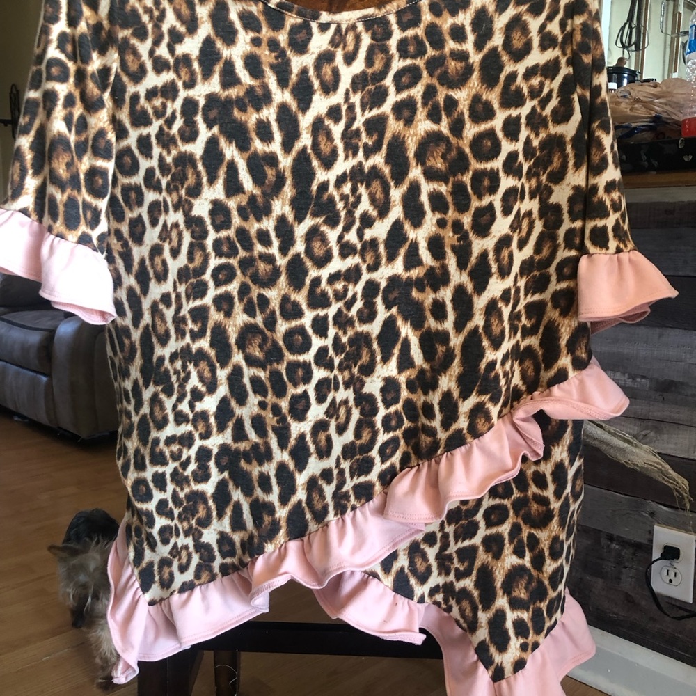Womens Leopard print with pink sleeves short sleeve shirt